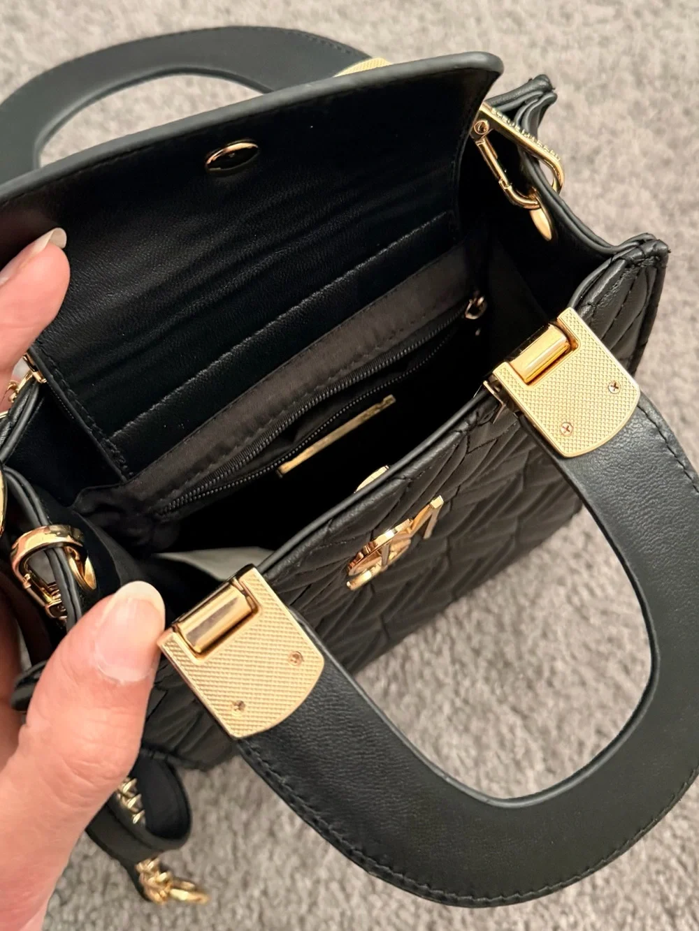 Black stylish hand bag